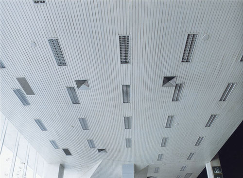 石膏板吊頂為何易開裂？——深度解析家裝工程中的常見問題